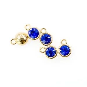 Detailansicht der kleinen runden blauen Kristall-Geburtssteinanhänger für DIY-Schmuck