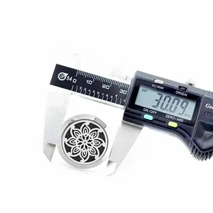 Detailweergave van de 30mm-meting voor de holle florale lichtmetalen autoparfumclip