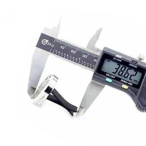 Digitale schuifmaat die een ronde zilveren 38mm auto-aromatherapieclip nauwkeurig meet