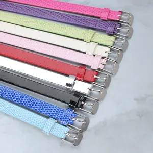 Vue détaillée de bracelets colorés en simili cuir motif serpent de 10mm avec boucles.