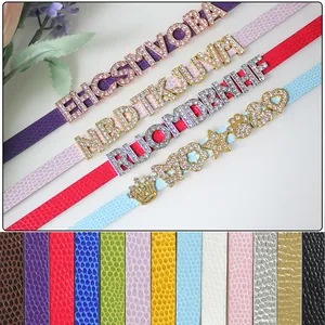 Nahaufnahme von 10mm PU-Lederbändern mit Schlangenmuster und Strass-Buchstaben