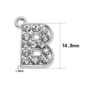 Makro-Detail eines mit Strass besetzten silbernen Buchstaben B Anhängers mit 14,3 mm