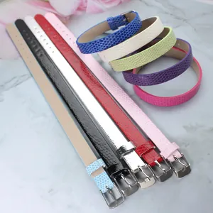 Vue détaillée de bracelets colorés en similicuir serpent de 10 mm avec boucles métal