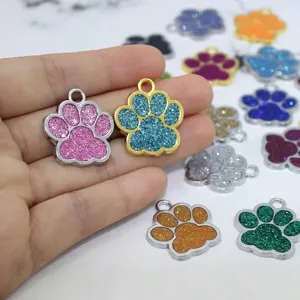 Nahaufnahme von bunten Glitzer-Pfotenanhängern für Tieranhänger und DIY-Schmuck