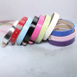 Vue détaillée de bracelets en similicuir à motif serpent de 10mm en couleurs vives.
