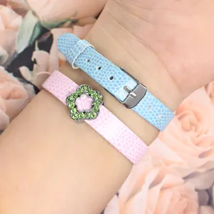 Gros plan de bracelets en similicuir 10 mm motif serpent avec curseur fleur strass