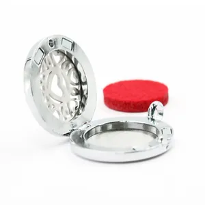 Detailansicht eines silbernen 25mm Aroma-Amuletts mit Herz-Ausschnitt-Design