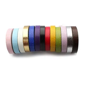 Detailaufnahme von 10 mm Schlangenmuster PU-Lederbändern in vielen Farben