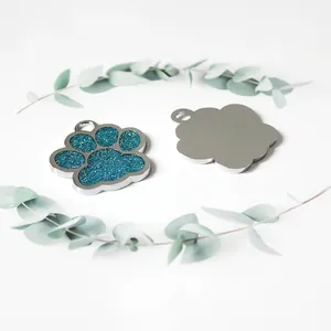 Detailweergave van de glitter hondenpenning met eucalyptus takken