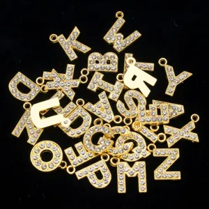 Detailansicht von 15mm Goldlegierung Alphabet Anhängern mit Strasssteinen