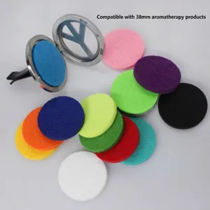 Detailansicht von 12 bunten 30mm Aromatherapie-Filzpads mit einem Autolüftungsclip.