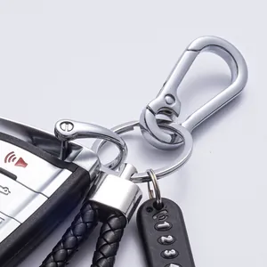 Detailansicht eines Schlüsselanhängers aus Edelstahl mit Karabiner und Lederkordel