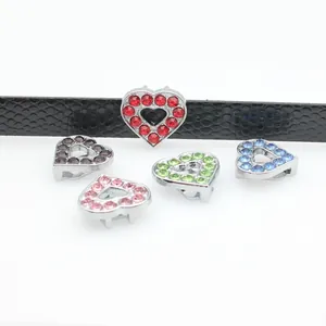 Detailansicht bunter herzförmiger Strass-Schieberperlen für 10 mm breite Armbänder