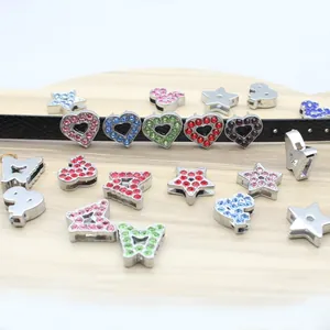 Detailaufnahme von bunten 10mm Strass-Legierungsanhängern für DIY-Armbänder und Schmuckzubehör