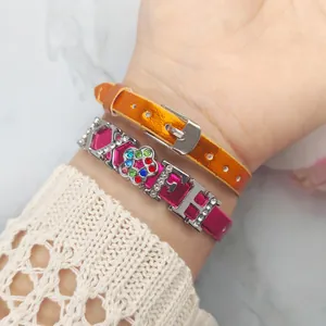 Primo piano di braccialetti in pelle PU 8mm DIY con ciondoli colorati e finitura metallica