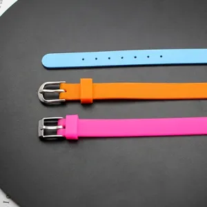Détail de bracelets en silicone de 8 mm en bleu, orange et rose avec des boucles en métal