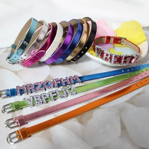 Braccialetti fai-da-te in pelle PU metallizzata da 8mm con ciondoli a lettere in strass colorati