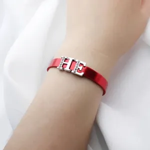 Bracciale in pelle PU rossa 8mm con ciondoli a lettere HE per gioielli fai da te