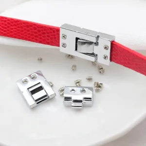 Detailansicht der silbernen Metall-Schraubschnalle für DIY-Lederarmbänder und Zubehör
