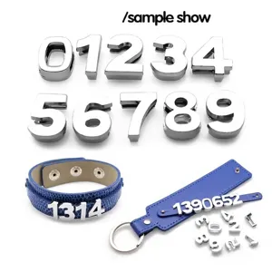 Primer plano de números deslizantes de aleación cromada para pulseras y llaveros de cuero.