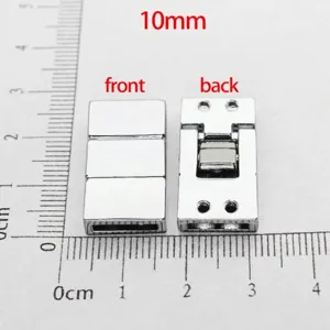 Vue détaillée du fermoir en métal argenté de 10mm pour bracelets en cuir DIY, face et arrière.
