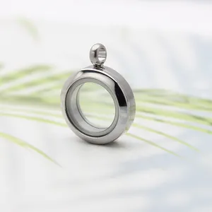 Primo piano di un piccolo medaglione tondo in acciaio inox con vetri trasparenti