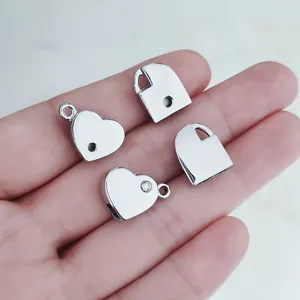 Detailansicht von silbernen Herz- und Schloss-Anhängern für DIY-Schlüsselanhänger und Schmuck
