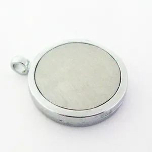 Nahaufnahme eines 25 mm silbernen Aromatherapie-Diffusor-Medaillon-Anhängers für ätherische Öle