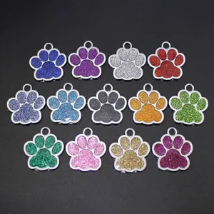 Detailansicht von bunten Glitzer-Katzenpfoten-Anhängern in dreizehn leuchtenden Farben