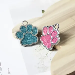 Twee glinsterende identificatielabels voor huisdieren in blauw en roze met metalen ringen