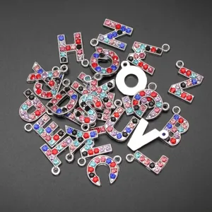 Nahaufnahme von 15mm Legierung Alphabet Anhängern mit bunten Strasssteinen für Schmuck
