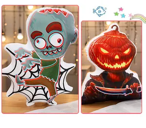 Λεπτομερής προβολή λούτρινων μαξιλαριών Halloween με δημιουργικά σχέδια ζόμπι και κολοκύθας