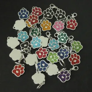 Gros plan de médailles d'identité colorées en forme de patte à paillettes