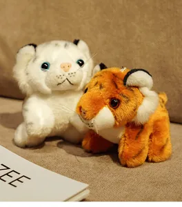 Detaillierte Nahaufnahme von süßen weißen und orangefarbenen Plüsch-Tiger-Anhängern