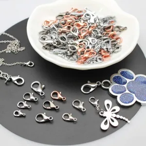 Verschiedene Größen von Karabinerverschlüssen aus Legierung für DIY-Schmuckherstellung.