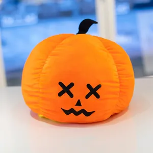 Vista dettagliata del morbido peluche a forma di zucca di Halloween arancione
