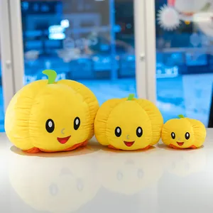 Set di tre adorabili peluche a forma di zucca gialla sorridenti in diverse dimensioni