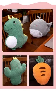 Detailansicht süßer Tierplüschkissen wie Dinosaurier, Wal und Karotte für Kinder.