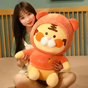 Süßes Tiger-Plüschtier mit leuchtend orangefarbenem Kapuzenpullover für Kindergeburtstage
