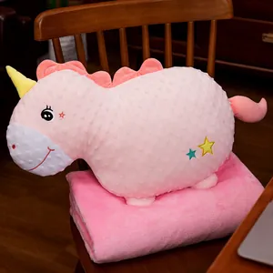 Süßes rosa Einhorn Plüschkissen und Decke 2-in-1 Set auf Holzstuhl