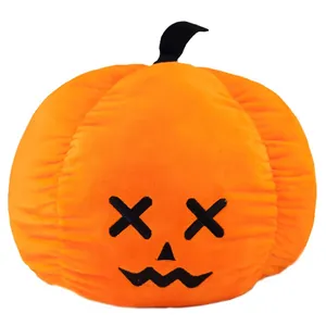 Peluche di zucca di Halloween arancione vibrante con viso carino, sfondo bianco