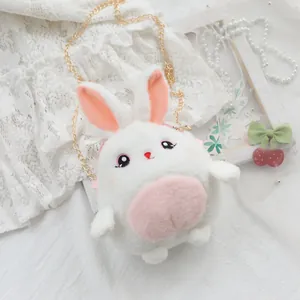 Vista detallada de un lindo bolso bandolera de peluche de conejo blanco con cadena de oro