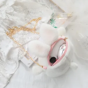 Vista detallada del bolso bandolera de peluche con forma de conejo blanco y capacidad