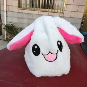 Primo piano dettagliato di un simpatico cappello da coniglio mobile in peluche