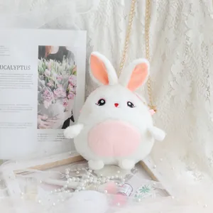Bolso bandolera de peluche con forma de conejo y cadena dorada en estilo lifestyle