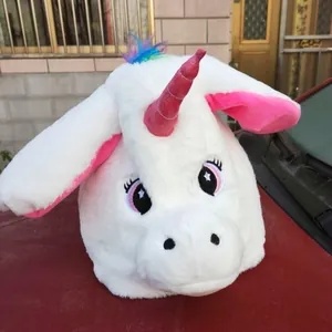 Vista dettagliata di un simpatico cappello da unicorno in peluche bianco con corno rosa.