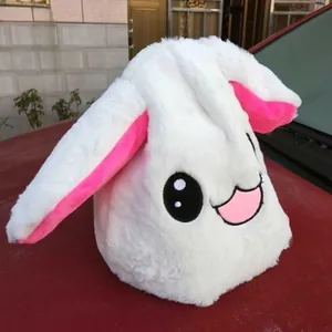Vista dettagliata del cappello da coniglio in peluche con orecchie mobili e musica