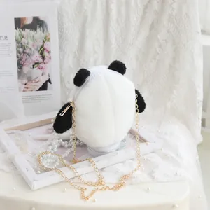 Detalle del bolso bandolera de peluche panda con cadena dorada y suave textura de piel.