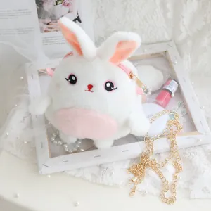 Bonito bolso bandolera de peluche de conejo blanco con cadena dorada y detalles