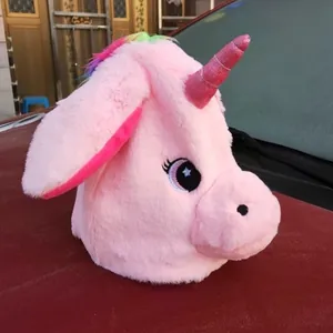 Vista laterale dettagliata di un cappello da unicorno in peluche rosa con corno.